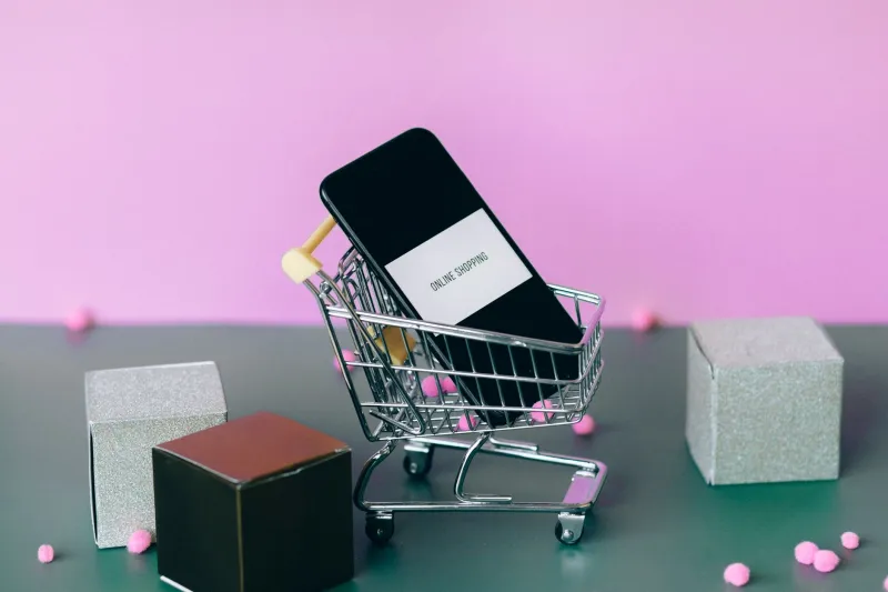 When Paper Towels Live Next to Cashmere: How Mixed-Cart Shopping Rewires Your Sense of Worth